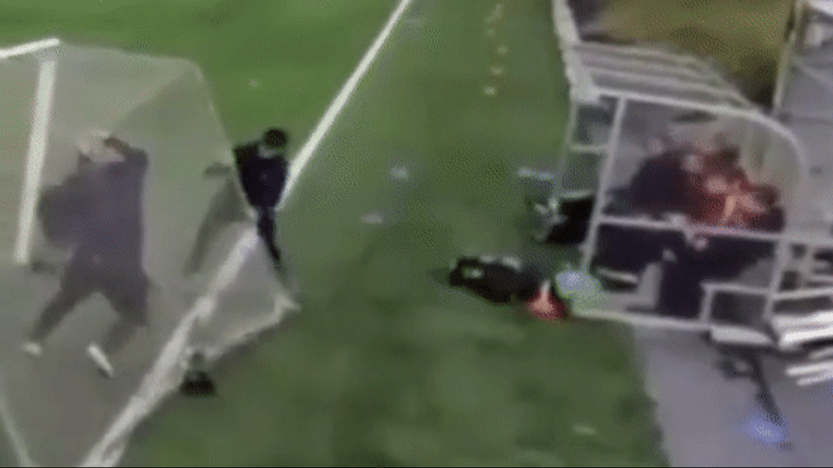 VIDEO: Cầu môn bị gió thổi bay trong trận đấu, BHL hốt hoảng đỡ không kịp
