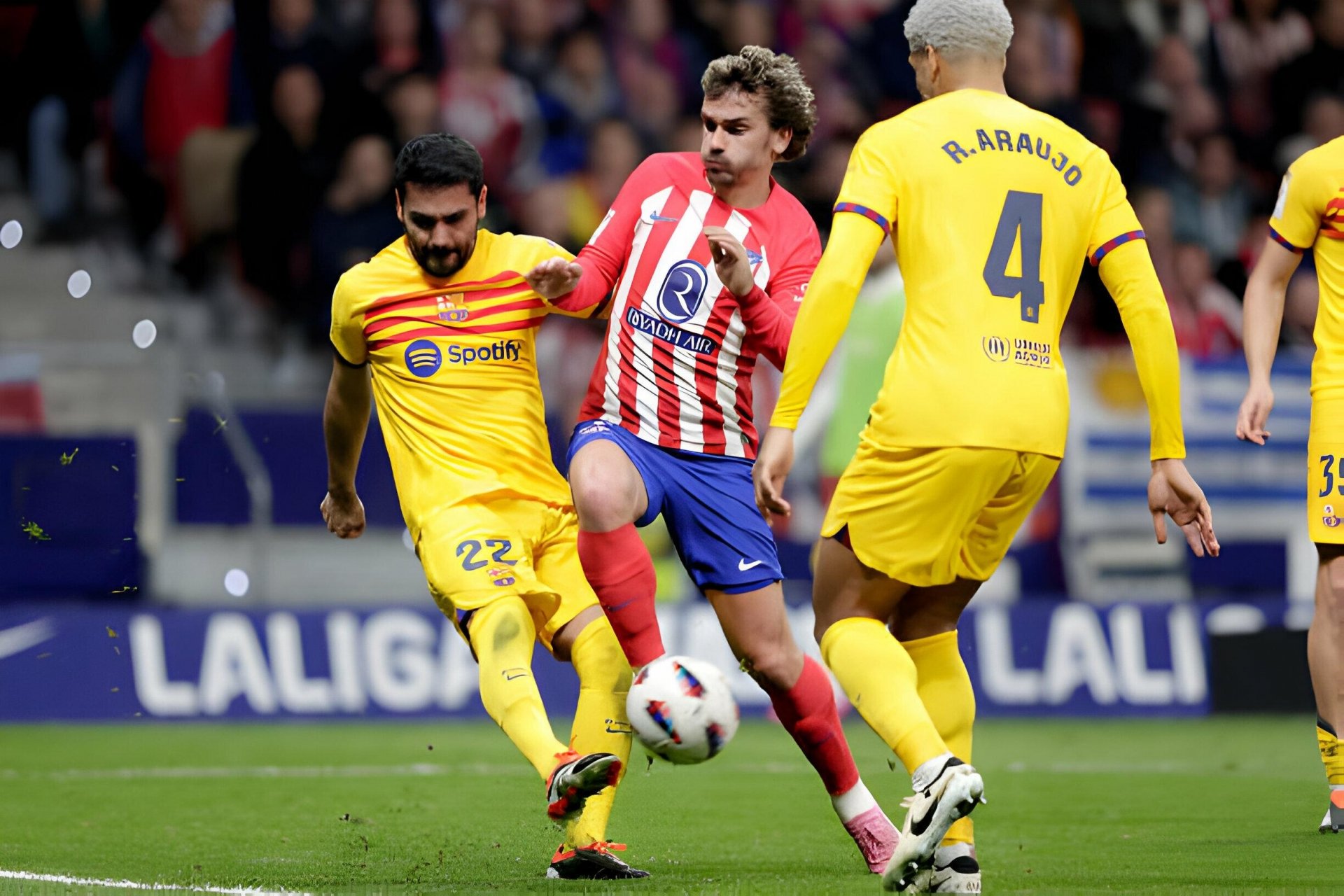 Barca thắng Atletico Madrid 3-0 trên sân khách, leo lên vị trí thứ 2 La Liga