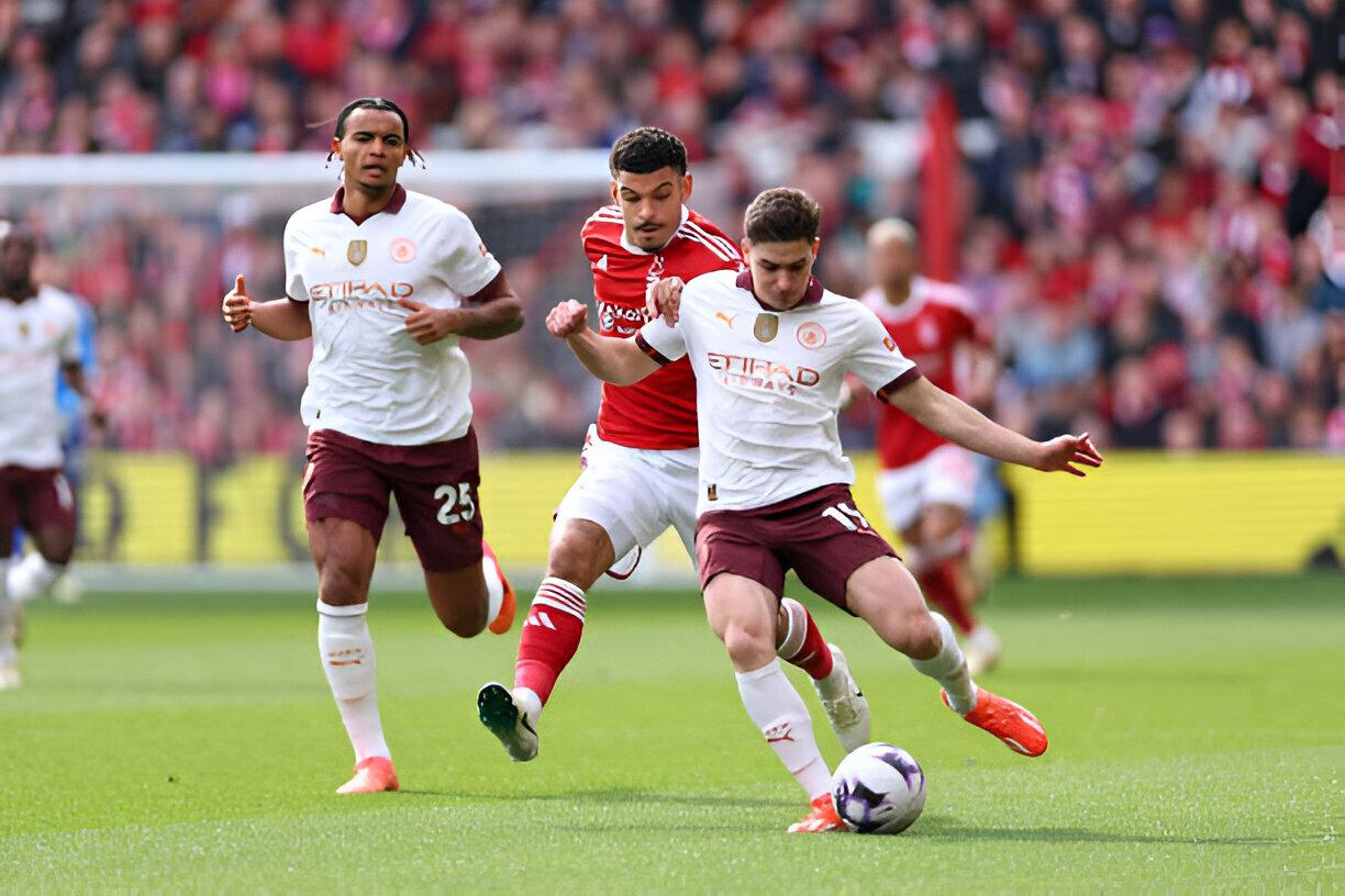 Man City dễ dàng đánh bại Nottingham Forest, duy trì cuộc đua tranh ngôi vô địch với Arsenal