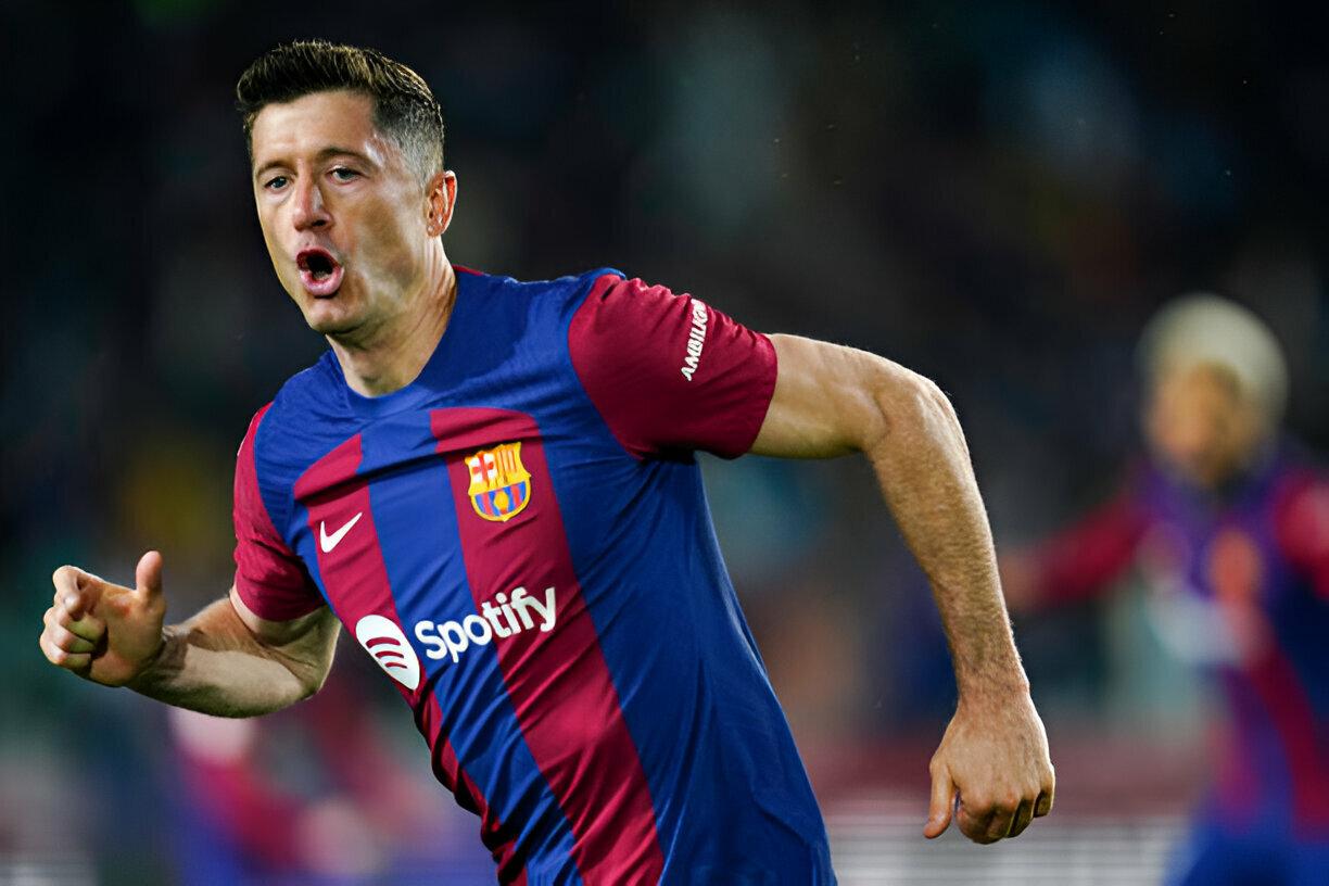 Lewandowski lập hat-trick, Barca đánh bại Valencia 4-2