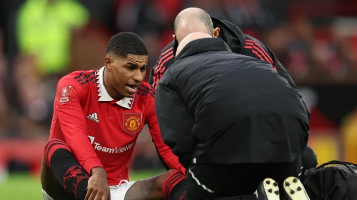 marcus rashford dinh chan thuong trong tran dau voi fulham