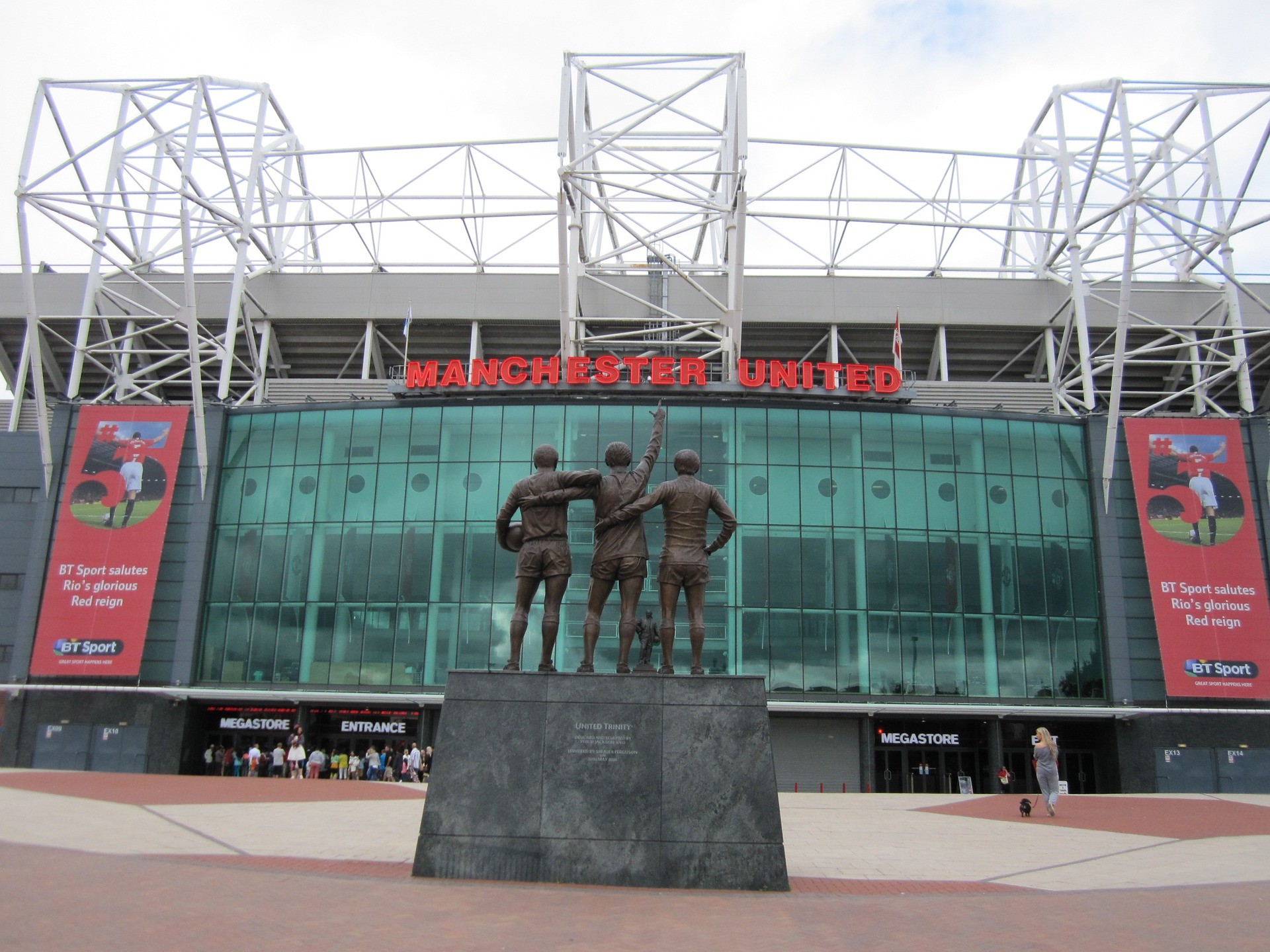 old trafford dung truoc tuong lai sang sua hon