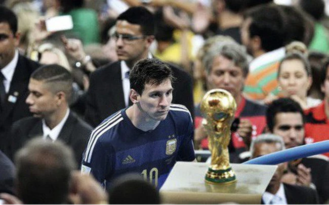 Messi nhin cup World Cup