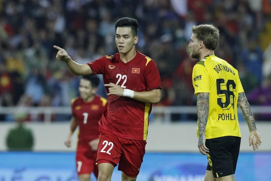 Tien Linh ghi ban vs Dortmund