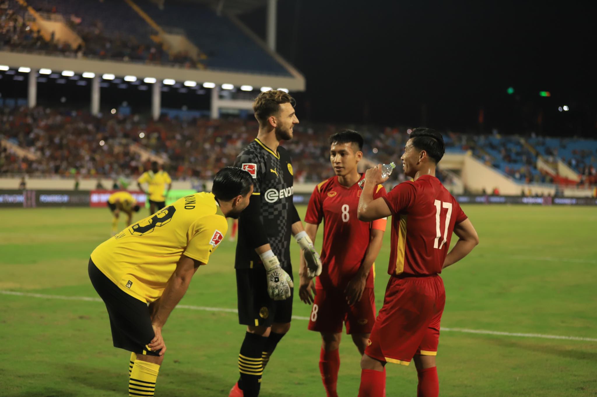 Đã rõ lý do trọng tài thổi còi hết giờ trận Việt Nam vs Dortmund sớm