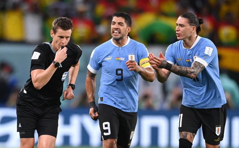 Trong tai tran Uruguay bi FIFA loai