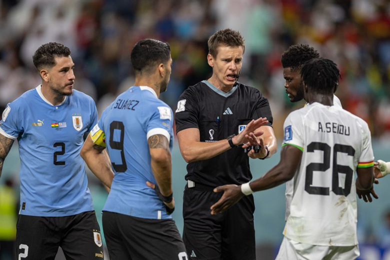 Trong tai tran Uruguay bi FIFA loai