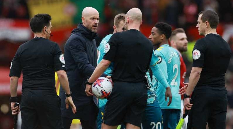 Ten Hag vs trong tai