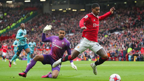 Rashford ngã