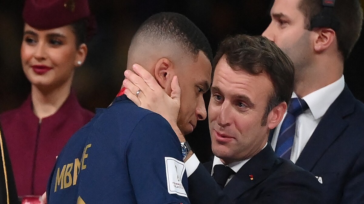 Emmanuel-Macron-va-essayer-de-pousser-Kylian-Mbappe-pour-qu-il-reste-au-Paris-Saint-Germain (1)