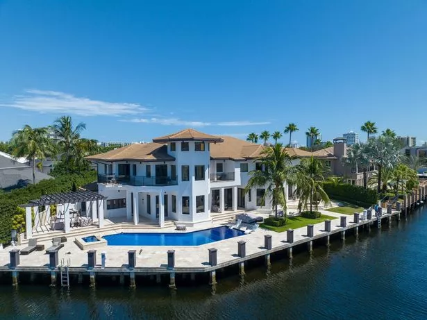 0_PAY-Stunning-aerials-reveal-soccer-legend-Lionel-Messis-new-107-million-Florida-mansion-close-to-Inte (1)