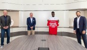 Buổi ký hợp đồng hài hước thời Covid-19 của Bayern Munich