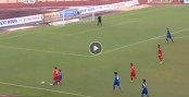 VIDEO: Pha vào bóng rợn người của Huỳnh Tấn Sinh với tiền vệ HAGL