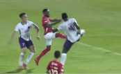 VIDEO: Hoàng Vũ Samson thoát thẻ đỏ sau pha vào bóng rợn người với cầu thủ Bình Dương