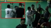 VIDEO: Cay cú vì nhận thẻ đỏ, cầu thủ thẳng tay đánh gục trọng tài trên sân