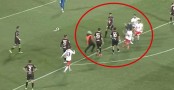 VIDEO: Kinh hoàng, CĐV quá khích lao vào sân đòi giết cầu thủ đối phương