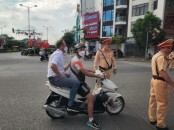 HLV Thái Lan giãi bày khi bị CSGT 'tóm': 'Không đội mũ bảo hiểm giúp tôi di chuyển đến sân nhanh hơn'