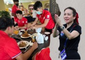 Sợ cầu thủ không quen đồ ăn, Madam Pang tiếp sức ĐT Thái Lan bằng bữa tiệc đồ ăn Thái