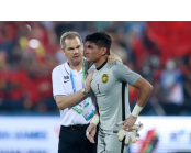 Bị đau nhưng không chịu ra ngoài, thủ môn U23 Malaysia 'biếu' cho U23 Việt Nam bàn thắng vàng