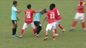 VIDEO: Bị túm áo, cầu thủ Malaysia túm lại tóc và 'tặng' cho đối phương những cú đấm trời giáng
