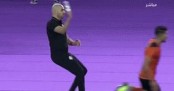 VIDEO: HLV chơi xấu, ném thẳng chai nước để ngăn tiền đạo đối phương ghi bàn