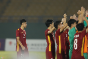 Đá hỏng penalty, sao trẻ U19 Việt Nam chỉ dám lủi thủi đằng sau đồng đội ăn mừng chức vô địch