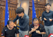 VIDEO: HLV Shin Tae-yong mát-xa vai gáy cho chủ tịch LĐBĐ Indonesia
