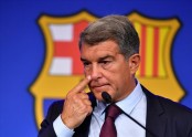 'Lẻn' vào phòng thay đồ trọng tài sau khi thua toàn tập Real Madrid, chủ tịch Barca phải 'trả giá'