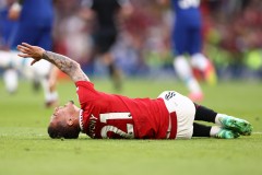 Sao Man Utd rơi nước mắt sau khi dính chấn thương nặng