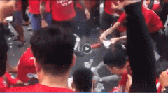 VIDEO: CĐV Hải Phòng náo loạn, đốt tiền âm phủ giữa lòng thủ đô