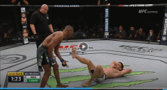 VIDEO: Võ sĩ UFC nằm ra sàn khiêu khích đối thủ