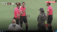 VIDEO: Dừng trận đấu vì đội bóng đưa cả cầu thủ nhiễm Covid-19 vào sân