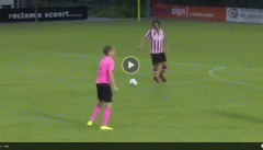 VIDEO: Cầu thủ giả tiếng còi trọng tài giúp đội nhà ghi bàn