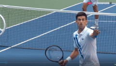 VIDEO: Novak Djokovic bị loại khỏi US Open vì...đánh bóng vào cổ trọng tài