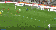 VIDEO: Sai lầm ngớ ngẩn của thủ môn dự bị khiến PSG ôm hận