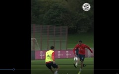 VIDEO: Lewandowski ghi bàn thắng 'cực ảo' trên sân tập của Bayern