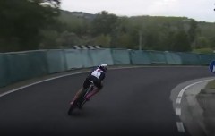 VIDEO: Nữ tay đua xe đạp bị rơi khỏi hàng rào chắn khi xuống dốc