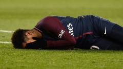Sau lùm xùm 'tát yêu' đối thủ, Neymar lại lăn ra chấn thương
