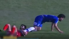 VIDEO: Cầu thủ ôm chân đối phương 'không muốn rời xa'
