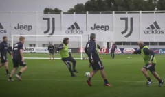VIDEO: HLV Pirlo chứng tỏ 'gừng càng già càng cay' trên sân tập của Juventus