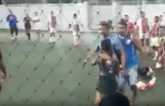VIDEO: Đội nhà thua trận, CĐV mang 'hàng nóng' vào sân xử lý đội khách