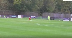 VIDEO: Tưởng trọng tài thổi phạt, thủ môn bỏ bóng 'mời đối thủ ghi bàn'