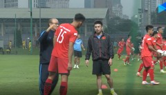VIDEO: Thầy Park đích thân thị phạm cho cầu thủ U22 trong bài tập bóng bổng
