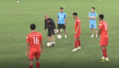 VIDEO: Thầy Park chơi tiểu xảo khi bị cầu thủ U22 'bón hành' trong lúc đá ma