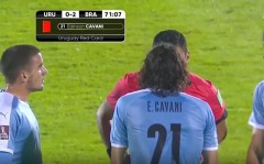 VIDEO: Cavani nhận thẻ đỏ sau pha 'ra đòn' với ngôi sao của Everton