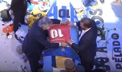 VIDEO: Tổng thống Argentina buồn bã đặt áo số 10 lên quan tài để tri ân Diego Maradona