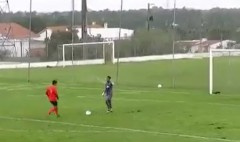 VIDEO: Thủ môn 'chưa học luật', đứng yên cho đội bạn cướp bóng ghi bàn
