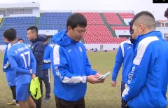 VIDEO: Chủ tịch Than Quảng Ninh phát 'tiền tươi' cho cầu thủ, xoá bỏ tin đồn khó khăn