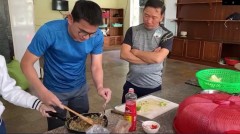 VIDEO: HLV Kiatisak tự tay nấu ăn cho cầu thủ HAGL, khẳng định 'số 1 Việt Nam'