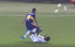 VIDEO: Tuyển thủ Colombia gây phẫn nộ với hành vi đạp thẳng vào bụng đối thủ